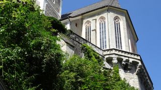 ゼー通りの先の高台の教会