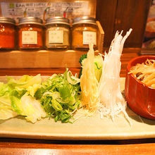 つけ麺用の薬味（二人分です）たっぷりで盛り付けもＧＯＯＤ