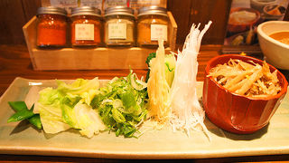 たっぷり薬味で盛り付け方も素敵！おいしいつけ麺