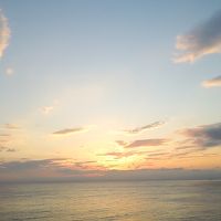 部屋から駿河湾に沈む夕日を望む