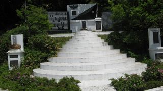 学童疎開船「対馬丸」の犠牲者を祀る