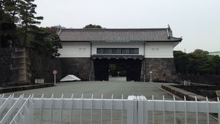 西の丸御殿への坂の下の門