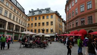 周囲にレストランが揃う広場です。