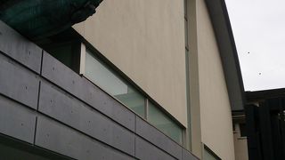 都会的な雰囲気の寺院