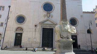 象の背中に乗ったオベリスク・・・