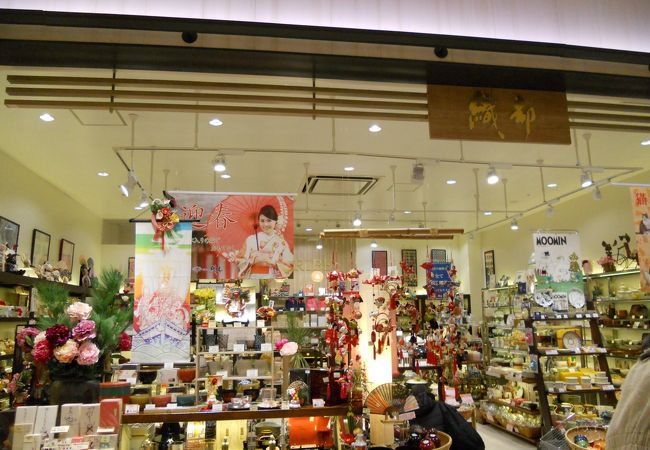 和雑貨や陶器などが揃っています