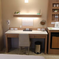 テーブルは広くて使いやすい、このまわりにコンセントがたっぷり