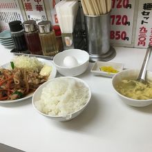 これは焼肉定食です。何にでもたくあんがつきます。