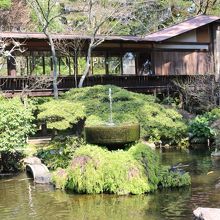 神社より記念館への歩廊