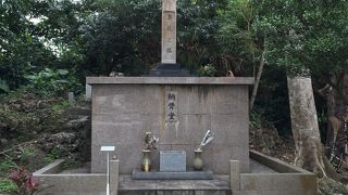 戦後国吉集落の住民の手によって集められた戦没者の遺骨4,000名余柱が祀られています。～萬魂之塔～