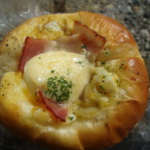 購入したベーコンエッグパンの様子