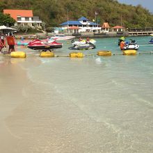 ここでマリンスポーツができます。