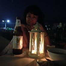 日が暮れてもランプが置かれてロマンチックでしょ。