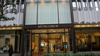 通りからでも店内がよく見えるシースルー