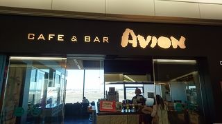 出発前に飛行機見ながら軽食食べられます。