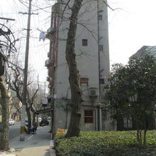 横から見ると奥行きは有りません。