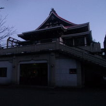 夜明け前の大行寺本堂の様子