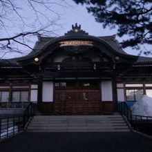 朝の本堂の様子