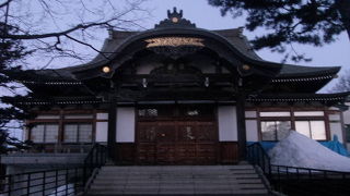 草小屋の説教場から始まったお寺だそうです