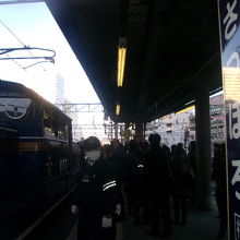 最後の雄姿を見ようと、ホームは大盛況でした・・・