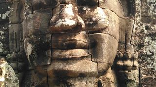 王朝最盛期の栄華を誇る巨大な城