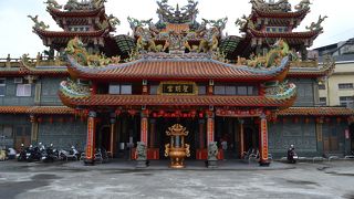 派手な色と装飾