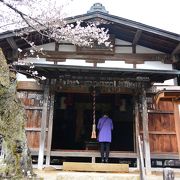 光徳寺への階段のふもとにあります