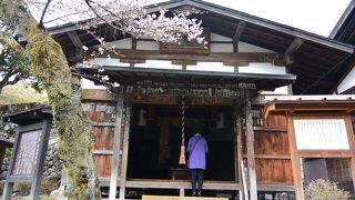 光徳寺への階段のふもとにあります