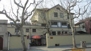 フランス租界の主要通り、大きな庭付きのお屋敷が軒を連ねています。