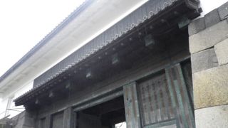 桜が良く似あう門です。