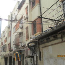 3階建ての長屋住宅が続く。