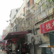 3階建ての長屋住宅が続く。