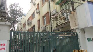 租界時代に造られた長屋住宅が建ち並んでいます。