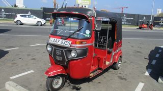 写真はスリランカの国民車のようなスリーウィーラーという三輪自動車です。