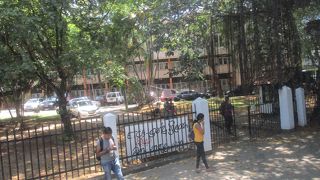 昔はシナモンの栽培がおこなわれていた地区ですが、今ではコロンボの高級住宅地になっています。