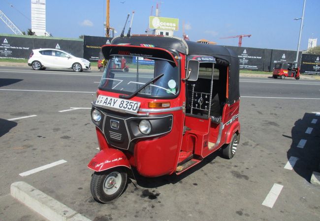 写真はスリランカの国民車のようなスリーウィーラーという三輪自動車です。