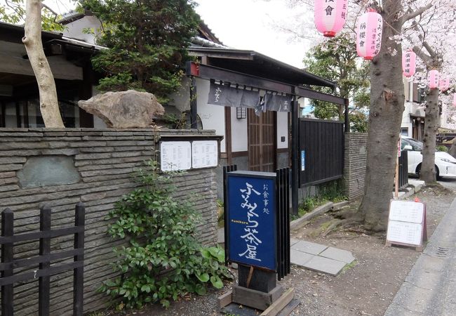 称名寺参道にある茶屋～桜の季節は大混雑～