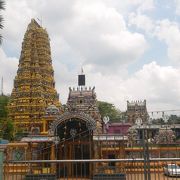 幹線道沿いある派手な色使いのヒンドゥー教の寺院です。