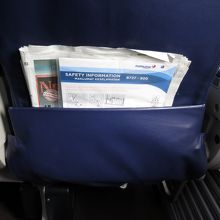 シートポケットには新聞が入れられています