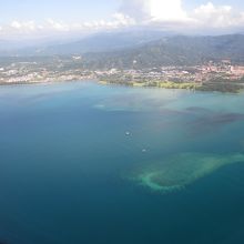 コタキナバル沖は美しい珊瑚礁…窓側席で良かったぁ