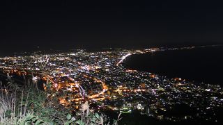 函館湾と津軽海峡に挟まれ、自然と一体となって四季の変化を見せる超美しい夜景