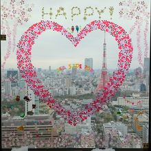 窓に貼られたキラキラハート