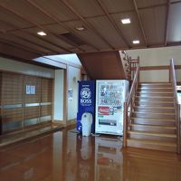 床がピカピカのフロント前