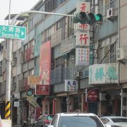 鹽&#22485;埔の駅の上を通る道路