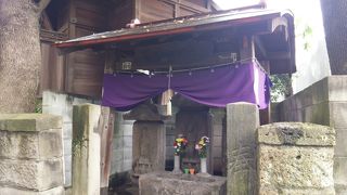 広尾稲荷神社の隣にあります