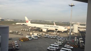 飛行機が見える広いラウンジ