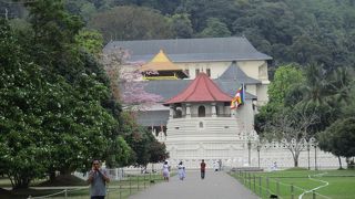 キャンディにあるスリランカを代表する仏教寺院で、シンハラ建築様式の八角形の堂が印象的です。