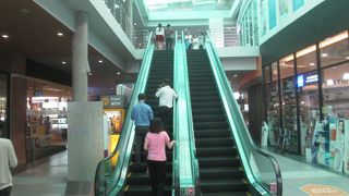 吹き抜けのショッピングセンター