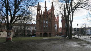 天をめざした尖塔、赤煉瓦、美しい教会です。