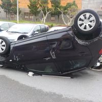 ホテル前の車両が台風で横転